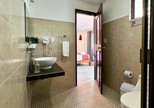 La salle de bains est pourvue d'un lavabo et de toilettes. dans l'établissement Casa Ekinox, à Petkanché