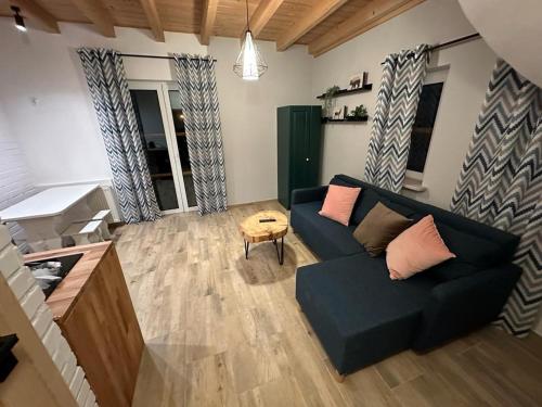 sala de estar con sofá y mesa en Nad Grajcarkiem, en Szczawnica