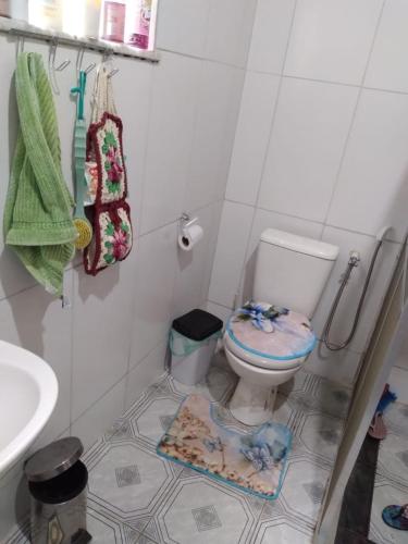 La salle de bains est pourvue de toilettes et d'un tapis. dans l'établissement Por do sol Jaguanum, à Mangaratiba