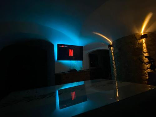 Habitación oscura con TV y piscina en Cueva Ramón, en Guadix