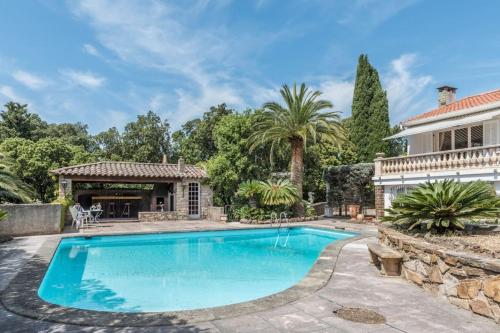 une piscine devant une maison dans l'établissement Villa Lou Mazet - Piscine privée, à Saint-Raphaël