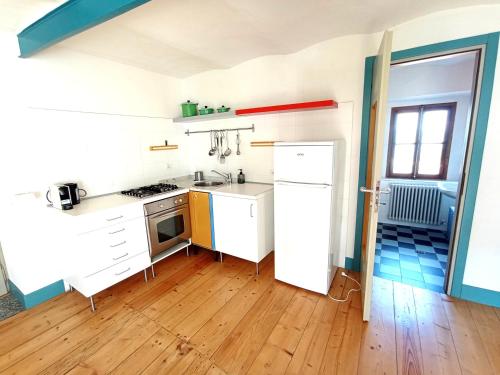 Kuchyň nebo kuchyňský kout v ubytování Appartamento soleggiato con vista panoramica - Via Rinaldi