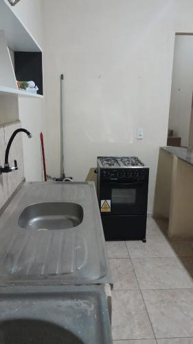 una cucina con piano cottura e lavandino di Hospedagem Domiciliar a Viçosa do Ceará