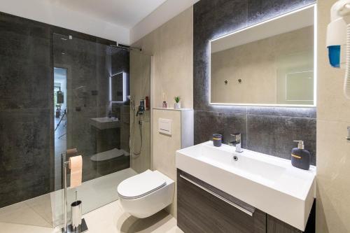 ein Badezimmer mit Waschbecken, Toilette und Dusche in der Unterkunft Vila Petram in Bribir