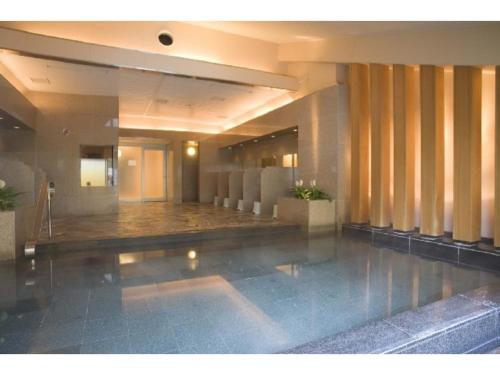 eine leere Lobby eines Gebäudes mit einer großen Lobby in der Unterkunft Aeria Tohno - Vacation STAY 62233v in Tōno