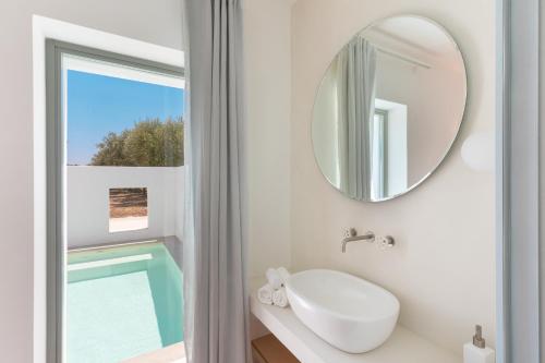 y baño con lavabo y espejo. en Masseria Pensato, en Savelletri di Fasano