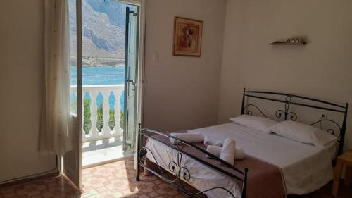 1 dormitorio con 1 cama y vistas al océano en Villa Arginonta, en Kalymnos