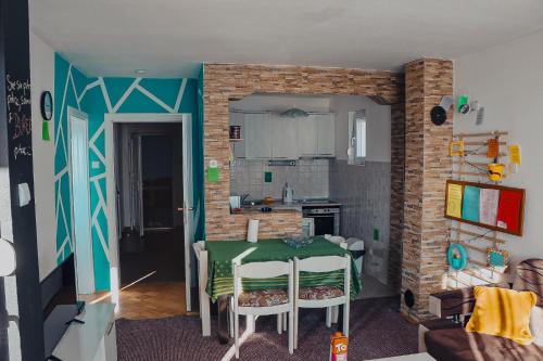 eine kleine Küche mit einem Tisch in einem Zimmer in der Unterkunft Apartment Benjo in Sarajevo