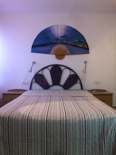 トレモリノスにあるApartamento Carihuela, Torremolinosのベッドルーム1室(ベッド1台、上部に大きな窓付)