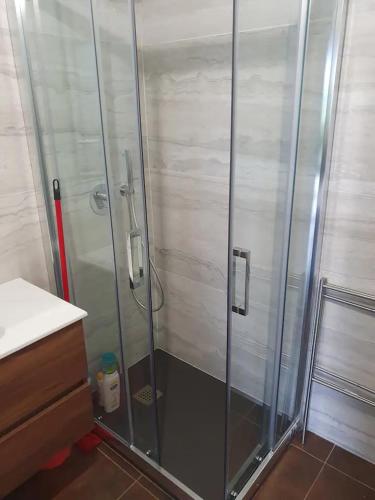 een douche met een glazen deur in de badkamer bij Appartamento Concio in Policoro