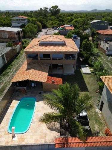 an aerial view of a house with a swimming pool at Cantinho da paz jesus nazareno in Gamela