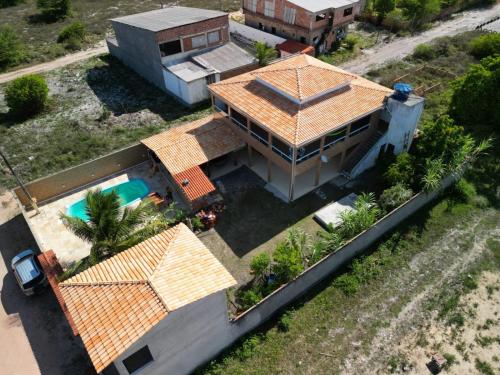 una vista aérea de una casa con piscina en Cantinho da paz jesus nazareno, en Gamela