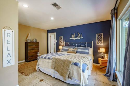 um quarto com uma cama e uma parede azul em Camp Sandy Lakefront, Pool,H Tub, Sand Volleyball em Austin