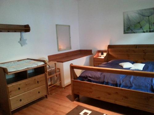 a bedroom with two beds and a desk at Ferienwohnung am Nürburgring in Adenau