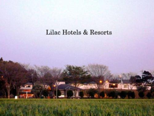 Ein Schild, das wie Hotels und Resorts auf einem Feld steht in der Unterkunft Lilac Hotels and Resorts - Vacation STAY 53208v in Kanoya