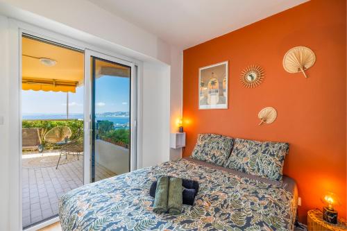 - une chambre avec des murs orange, un lit et un balcon dans l'établissement Nice Renting - CARNOT - Escape to the French Riviera Terrace with Sea View, à Nice