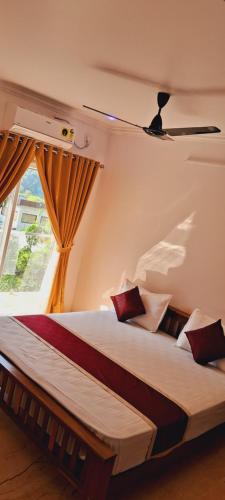 um quarto com 2 camas e uma janela em Hill view resort em Kallana