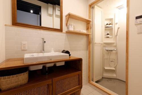 y baño con lavabo y ducha. en Fu - Vacation STAY 57381v, en Kobe