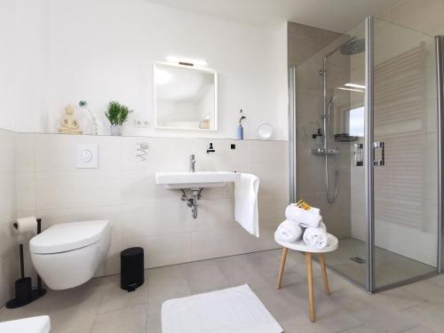 a bathroom with a toilet and a sink and a shower at BohnApartments Haus Zocheblick - 2 kostenlose Parkplätze - sehr ruhig - 4 Schlafzimmer - Neubau - Vollausstattung - WLAN in Hoppegarten