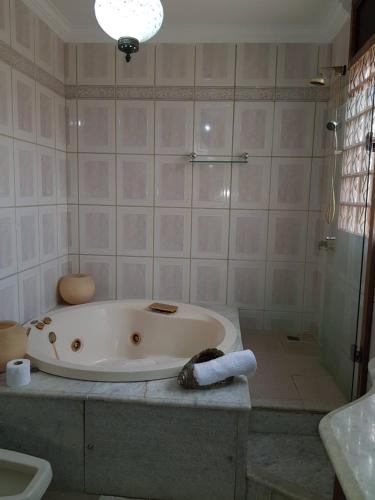 y baño con bañera, ducha y lavamanos. en Mansão a Beira Mar - HR Corretora, en Natal