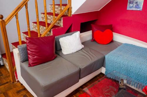 eine Couch mit Kissen und ein rotes Herz darauf in der Unterkunft Villa Fialofana Ambohimarina 