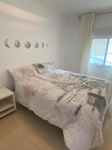 1 dormitorio con cama con edredón en Pericos Gilet, en Gilet