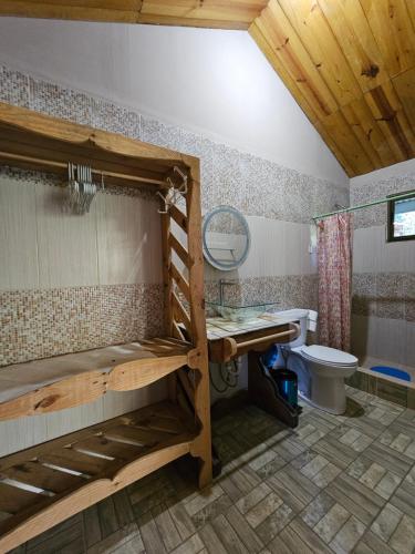 a bathroom with a bunk bed and a toilet at Eco Horqueta in Boquete