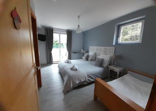 um quarto com 2 camas e uma janela em L'AMANDAURE em Saulcy-sur-Meurthe
