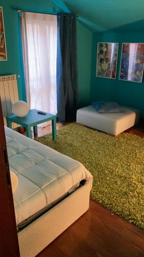 a bedroom with two beds and a green wall at Wilson’s Place in Pescara