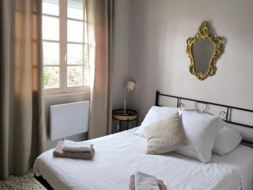 מיטה או מיטות בחדר ב-Chambre double avec piscine proche de Perpignan