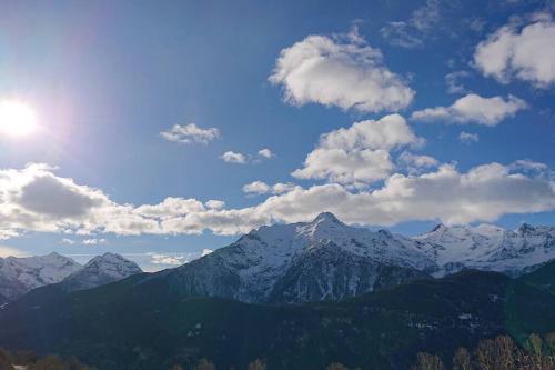 Uma vista da montanha tirada do chalé alpino 