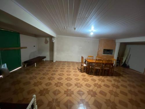 ein leeres Zimmer mit einem Tisch und Stühlen in der Unterkunft Casa em Nova Tramandai in Tramandaí