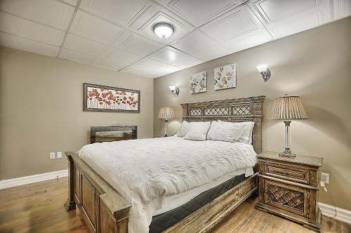 Postel nebo postele na pokoji v ubytování 6 Bedroom Executive Cottage near Innisfil Beach Park