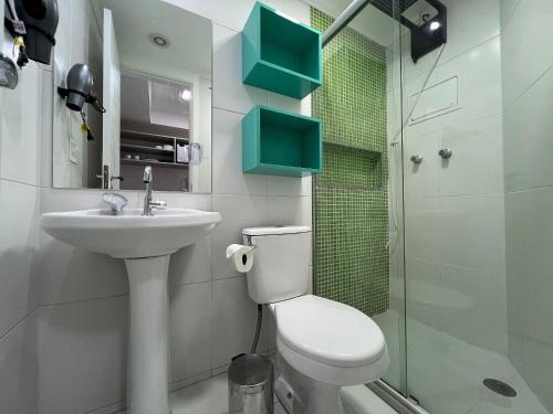聖保羅的住宿－MH 50402 - Lindo Studio Expo CN WF/AC/VG，浴室配有卫生间、盥洗盆和淋浴。