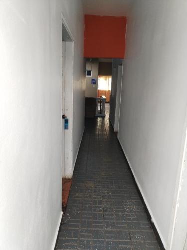 un pasillo vacío en un edificio de apartamentos en Hotel 24 /7, en Comayagua