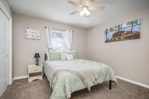デントンにあるCentrally Located 3BR 2BA - !のベッドと天井扇風機のある寝室