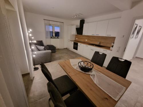 eine Küche und ein Esszimmer mit einem Holztisch und Stühlen in der Unterkunft Kate in Euskirchen