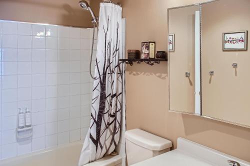 Bathroom sa Ponderosa Inn by Okanagan Premier
