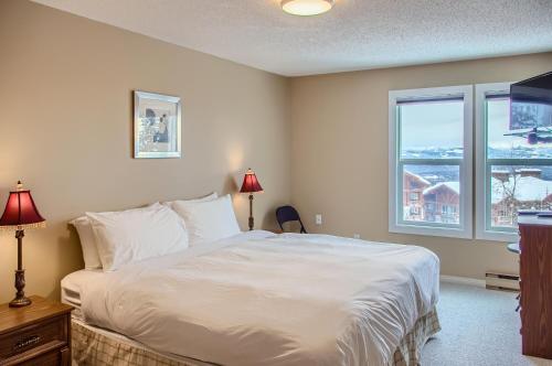 Postel nebo postele na pokoji v ubytování Ponderosa Inn by Okanagan Premier