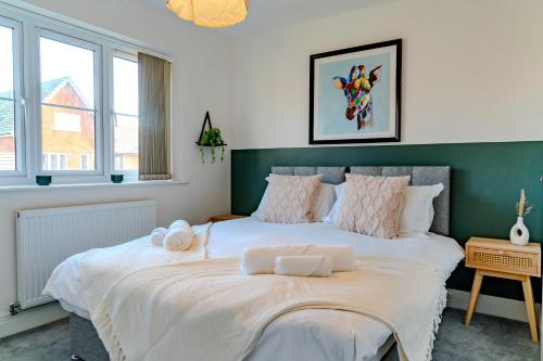um quarto com uma cama grande num quarto com janelas em Hewitt House Business Contractor em Peterborough