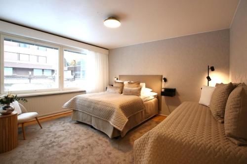 ロヴァニエミにあるSanta's apartment 2のベッドルーム1室(ベッド2台、窓付)