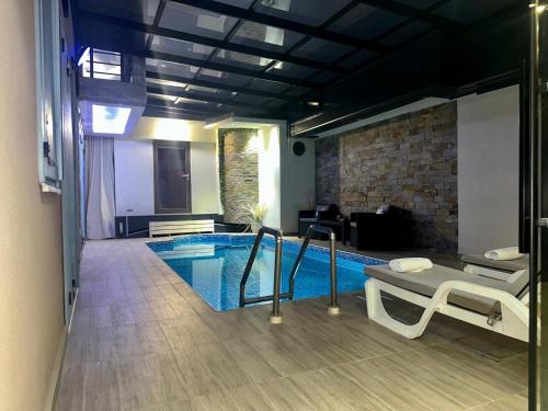 een zwembad in een kamer met een woonkamer bij Exclusive Spot in Niš