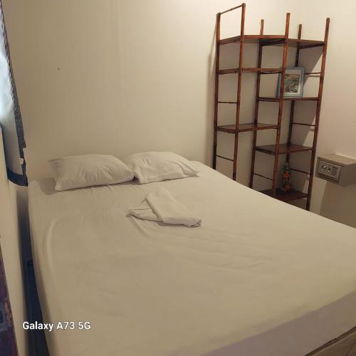 Postel nebo postele na pokoji v ubytování Costa Linda Art Hostel