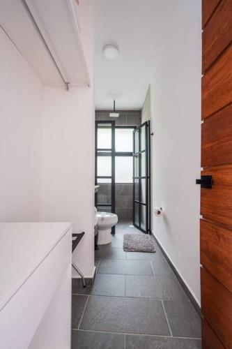 a bathroom with a tub and a toilet and a sink at La Fábrica #5 Saint Gobain in Valle de Bravo