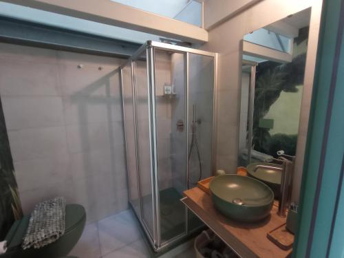 La salle de bains est pourvue d'une douche et d'un bol sur une table. dans l'établissement Casa Verde, à Cana