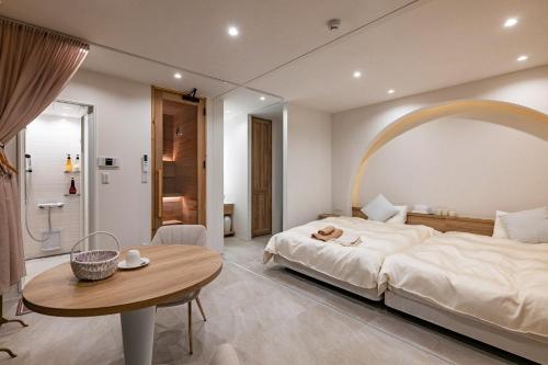 um quarto com uma cama grande e uma mesa em R;MOGAMI - Vacation STAY 25480v 