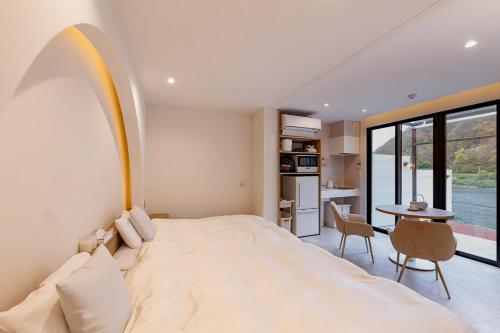 sypialnia z dużym łóżkiem i stołem w obiekcie R;MOGAMI - Vacation STAY 25489v 
