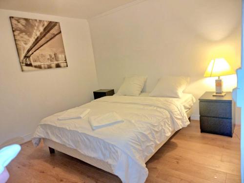 ein Schlafzimmer mit einem Bett mit zwei Büchern darauf in der Unterkunft Maison Jardin&Terrasse 15min de Paris in Houilles