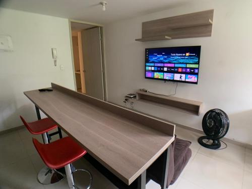 Μια τηλεόραση ή/και κέντρο ψυχαγωγίας στο Apartaestudio en a Milla de oro, restaurantes, Centros comerciales, clínica Keralty