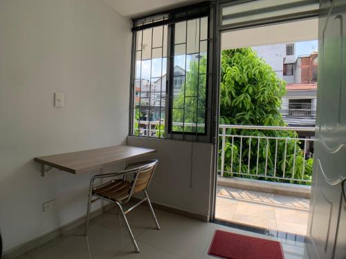 Μπαλκόνι ή βεράντα στο Apartaestudio en a Milla de oro, restaurantes, Centros comerciales, clínica Keralty